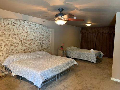 Large Estate 2 miles to strip with Pool