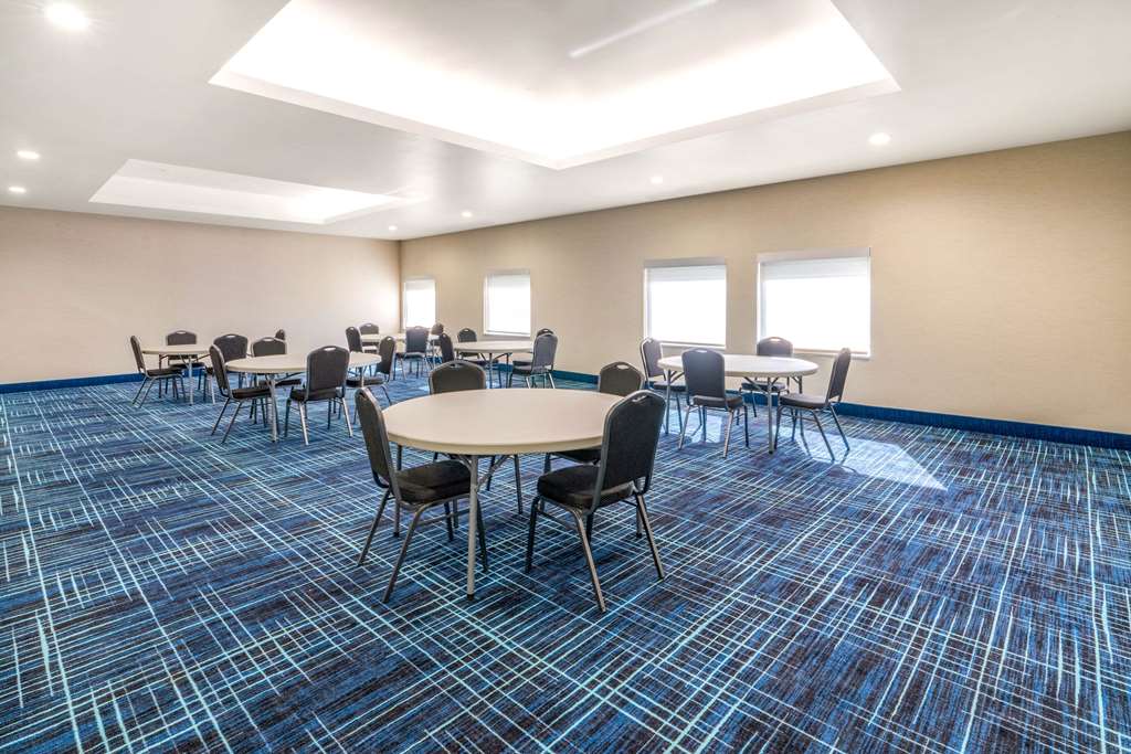 La Quinta Inn & Suites by Wyndham Oklahoma City Airport - photo 27
