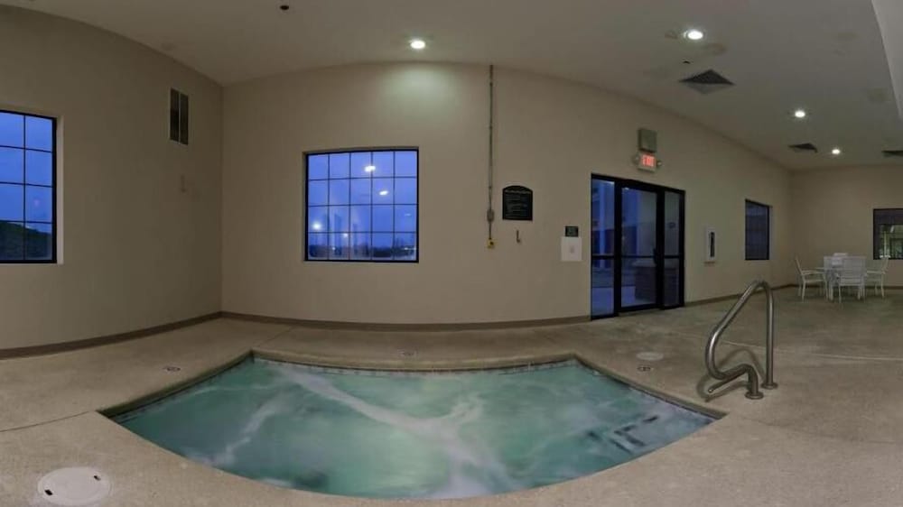 Holiday Inn Express & Suites Vinita by IHG - photo 23