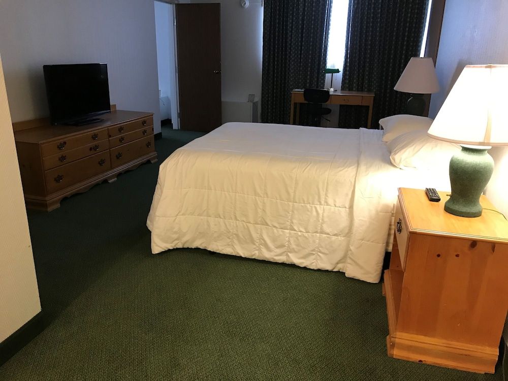 Clive Hotel & Suites - photo 8