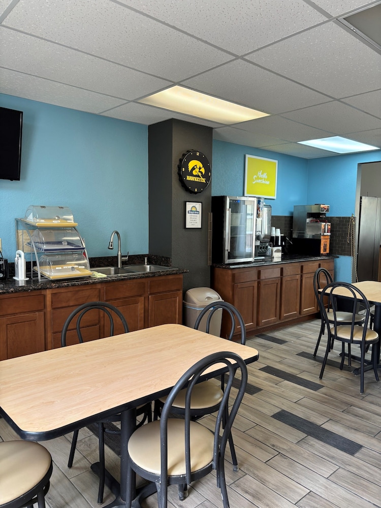 Days Inn by Wyndham West Branch Iowa City Area - photo 26