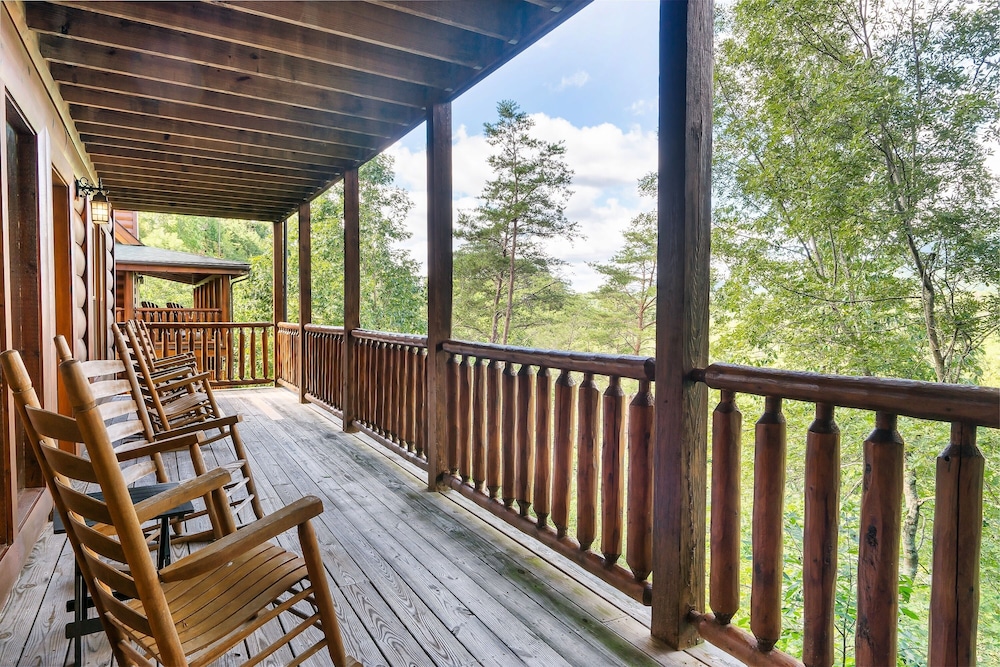 Timberwolf Vista w HotTub Pool View - last minute hotel in Sevierville