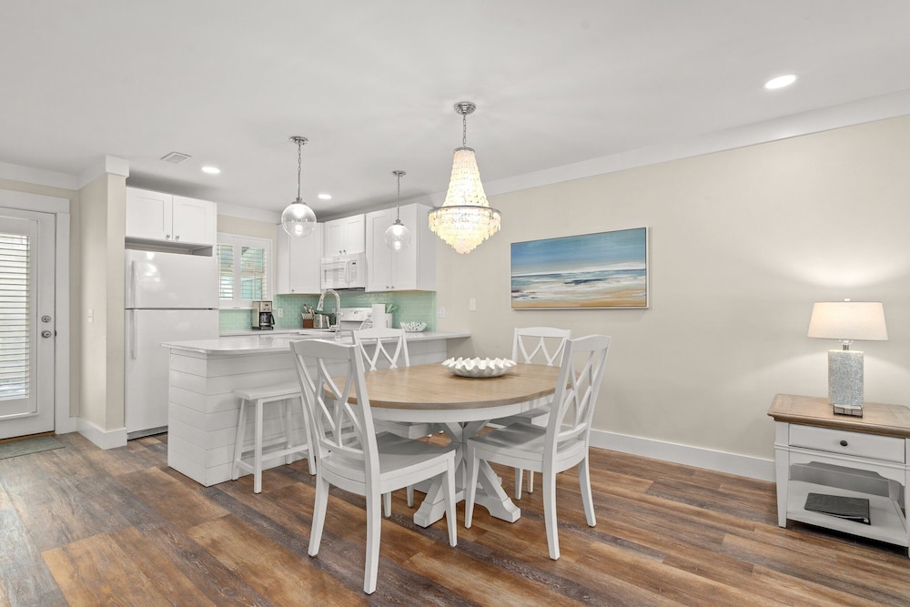Newly Renovated 140 Feet To White Sandy Beaches Pool Grill - photo 24