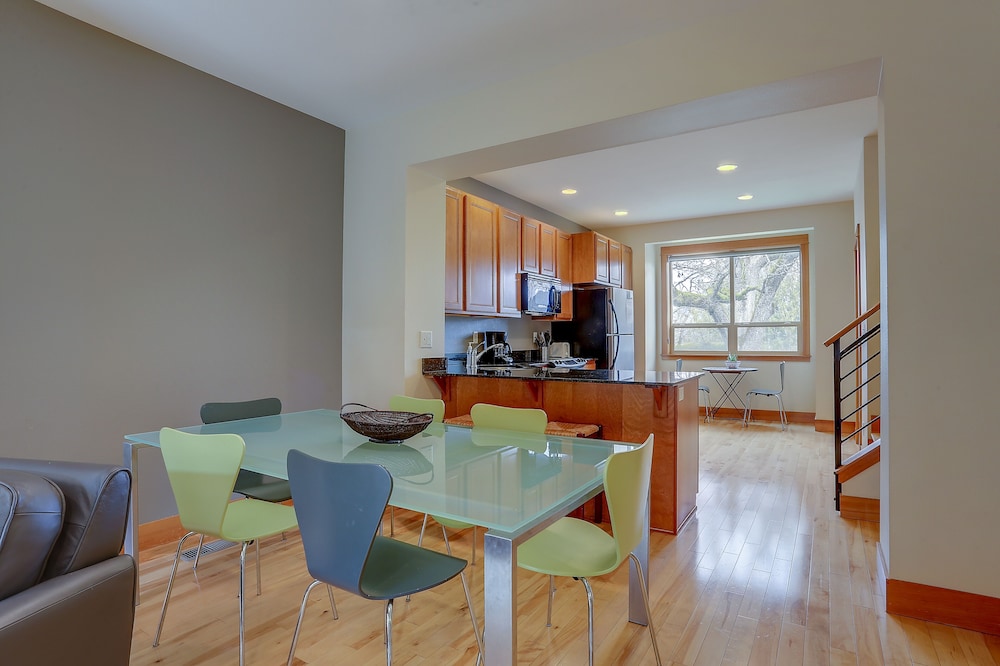 Spacious B2 Townhome with Fireplace and BBQ on the Deck by RedAwning - photo 9