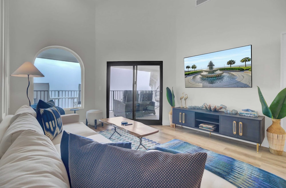 516 Seascape Oceanfront Condo With Pool Access in Wild Dunes in Isle Of Palms, United States