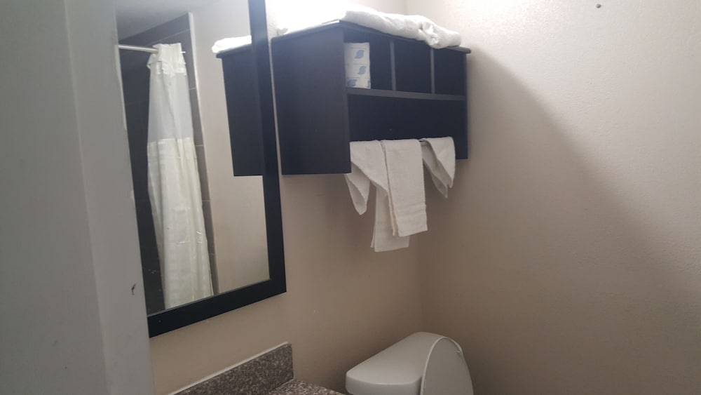 Baymont by Wyndham Pensacola - photo 12