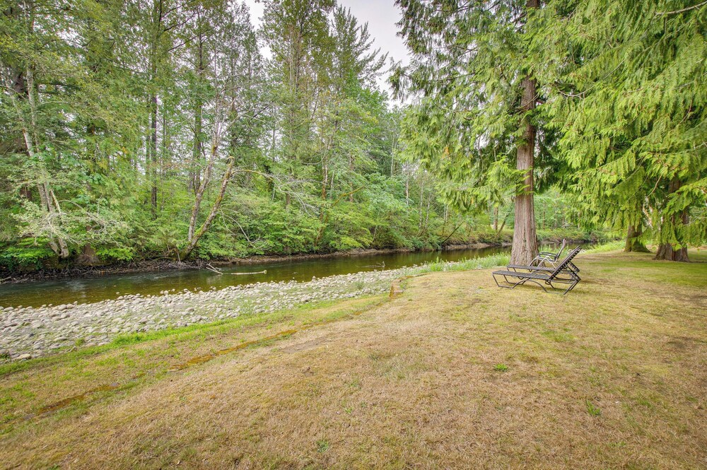 Hot Tub 4 Mi to Wallace Falls Riverfront Retreat — 4-Star Luxury Hotel in Sultan, United States