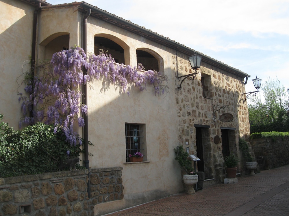 Sovana Hotel & Resort — hotel in Sorano
