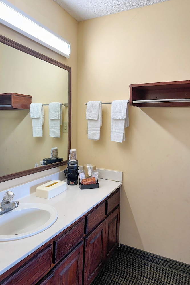 Bonita Lakes Inn by Capital O Meridian I20 - photo 59