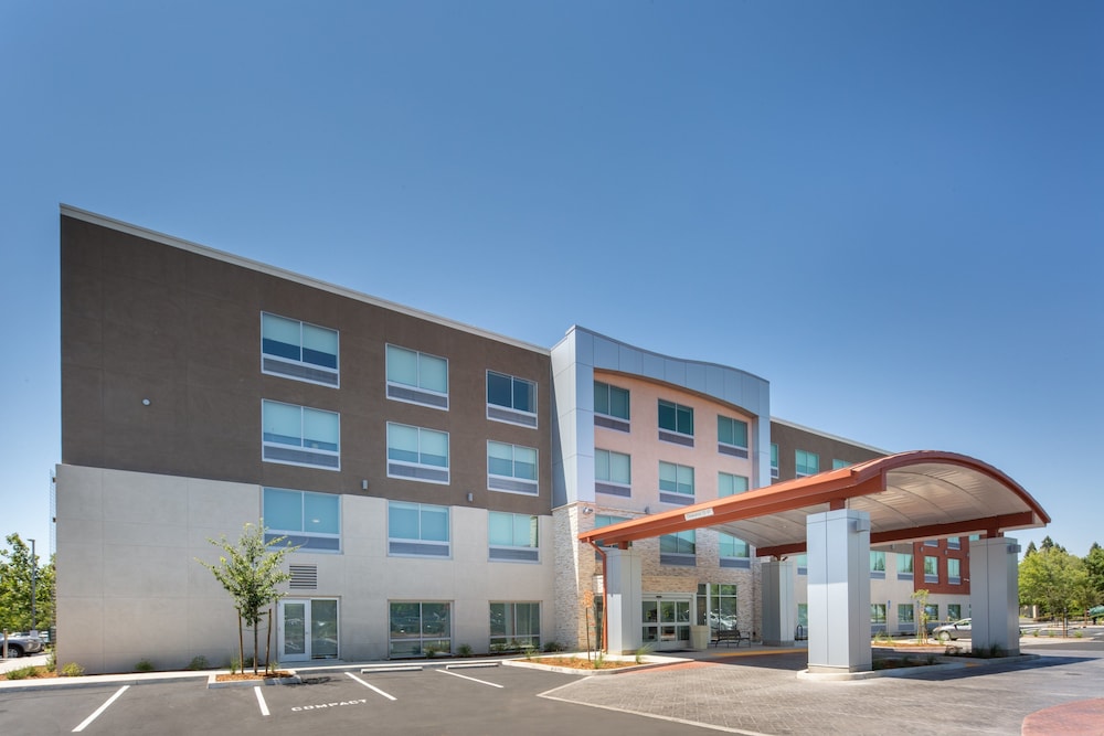 Holiday Inn Express & Suites Chico by IHG - photo 46