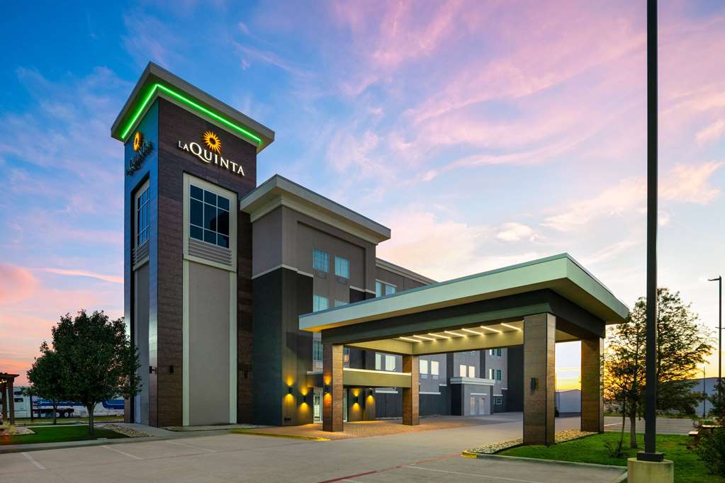 La Quinta Inn & Suites by Wyndham Denton University Drive - featured photo