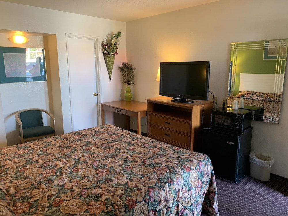 Budget Inn and Suites El Centro - photo 10