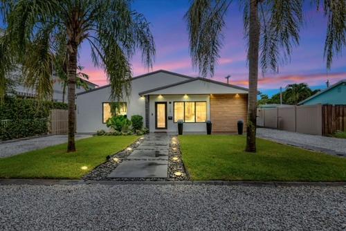 Lovely 2BR 2BA Modern Flat with Vibrant Backyard in Fort Lauderdale, United States