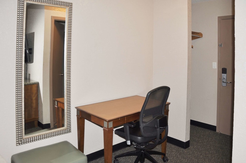 Bison Inn & Suites on University - photo 22