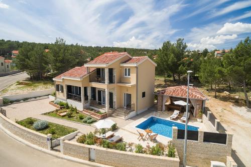 Beachfront villa Noa with heated pool — 4-Star Luxury Hotel in Pridraga, Croatia