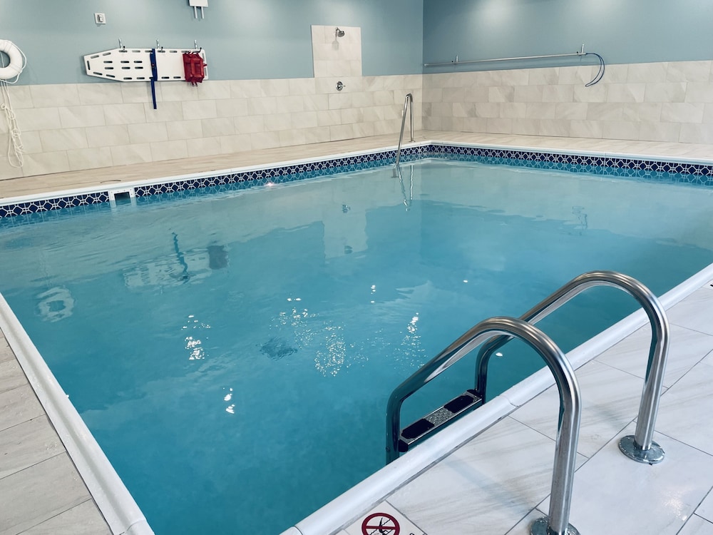 Holiday Inn Express & Suites Muskegon Grand Haven an IHG Hotel - photo 28