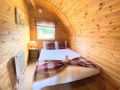 Pond View Pod 1 with Outdoor Hot Tub Fife Loch Leven Lomond Hills — hotel in Kelty