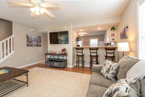 Hoosier Happiness Too 3 Bedroom Suites Near IU & Downtown — 4-Star Luxury Hotel in Bloomington, United States