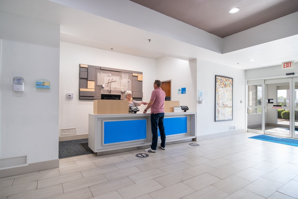 Holiday Inn Express Hotel & Suites Bedford by IHG - photo 51