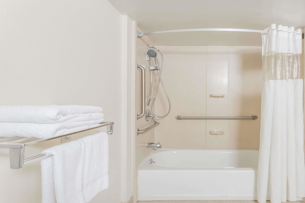 Days Inn by Wyndham Camp Springs Andrews AFB DC Area - photo 10