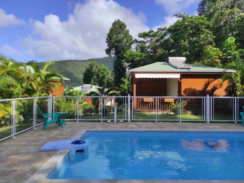 Le Tri Haut de Bellevue Bungalow Héliconia — 4-Star Luxury Hotel in Pointe-Noire, Guadeloupe