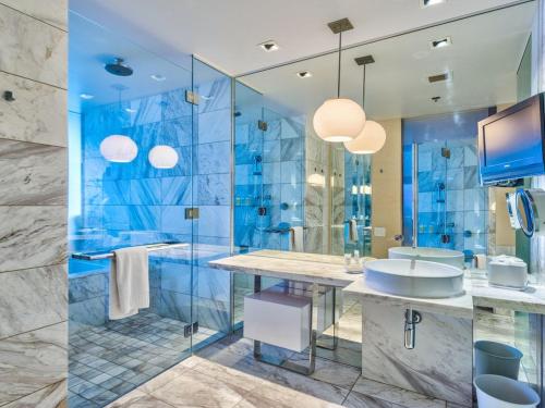 Beautiful High Rise Condo 307