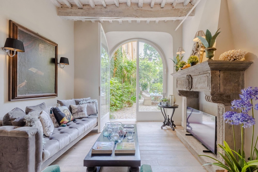 Casa Vanny an Apartment with Private Garden — 4-Star Luxury Hotel in Lucca, Italy