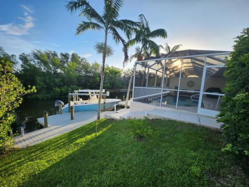 Modern Saltwater Front Home with A Private Pool — 4-Star Luxury Hotel in Cape Coral, United States
