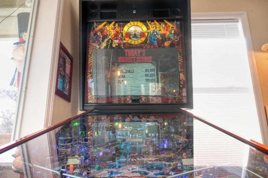 3 Resort Pools Pool Table Hot Tub Arcade - photo 5
