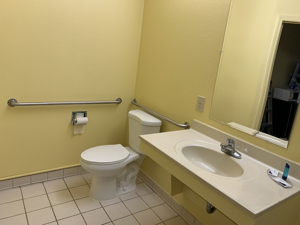 Relax Inn & Suites - photo 12