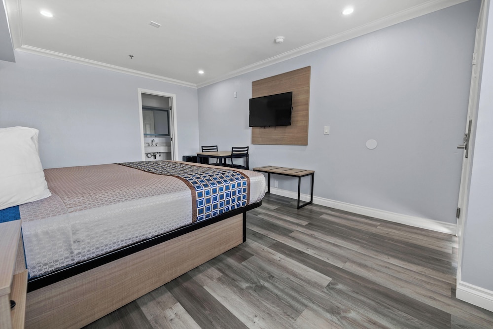 Downey Inn Luxury Suites - photo 10