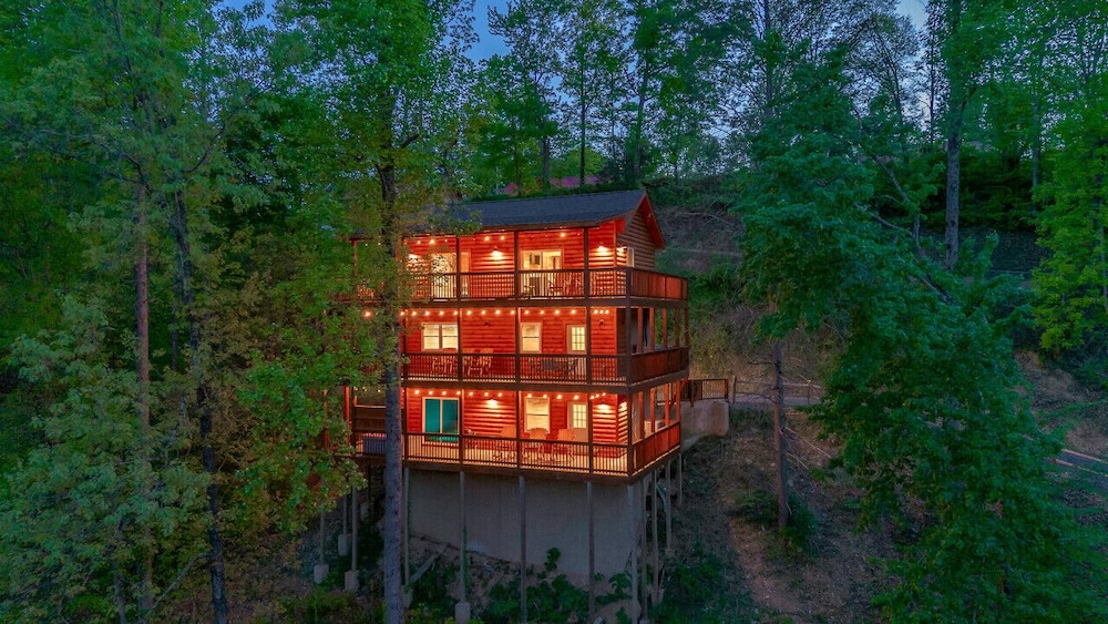 Dollywood Delights by Ghosal Luxury Lodging — 4-Star Luxury Hotel in Pigeon Forge, United States