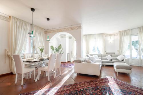 H11 Villa Conchiglia Piscina Garage — 4-Star Luxury Hotel in Castellaro, Italy
