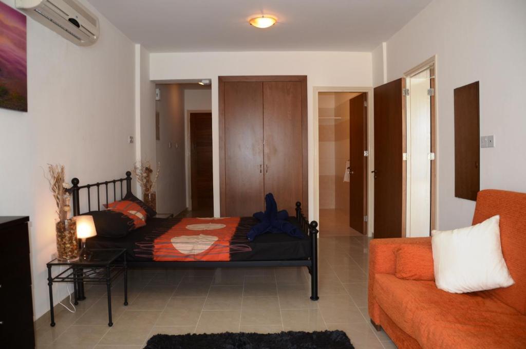 Studio with shower room E5 full kitchen poolside FREE WIFI