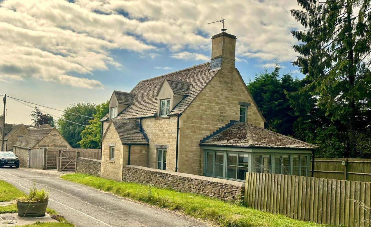 Holly Cottage — 4-Star Luxury Hotel in Cirencester, United Kingdom
