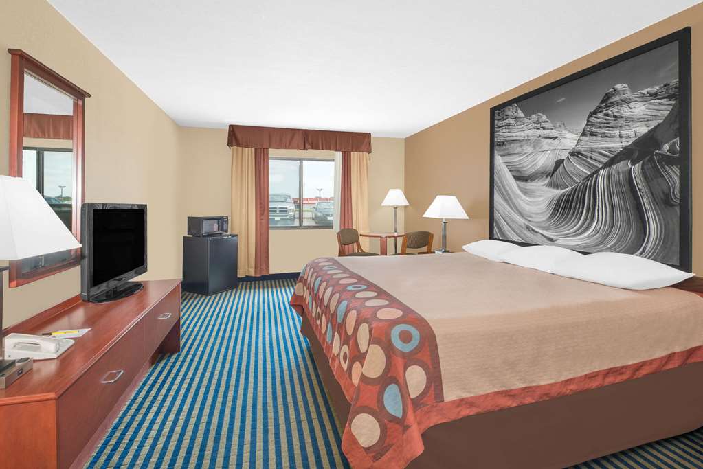Super 8 by Wyndham Marshalltown - photo 11