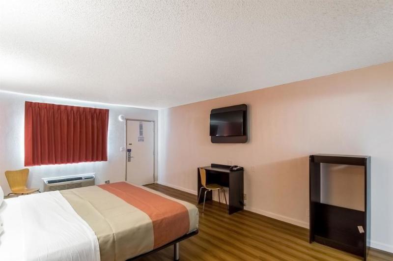 Motel 6 Clinton OK - photo 18