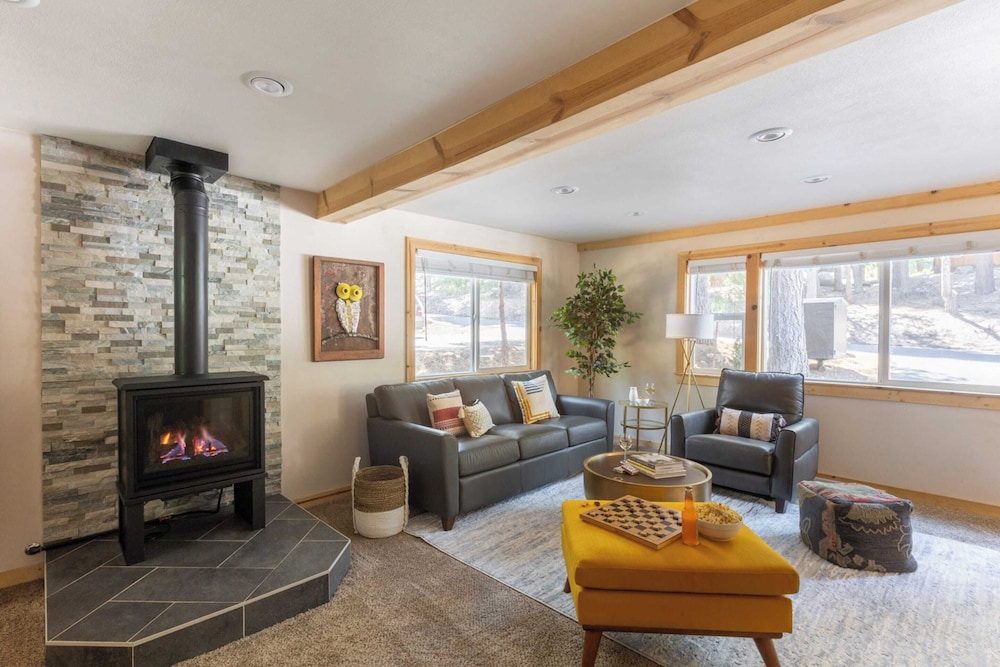 Sweet Pine Deck Hot Tub Cozy Modern Interior Close to Ski Resort - photo 2