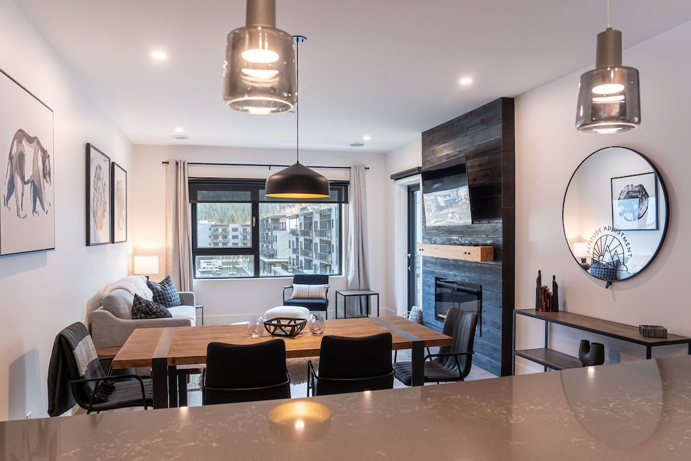 Altitude Adjustment Revelstoke Vacations — 4-Star Luxury Hotel in Revelstoke, Canada