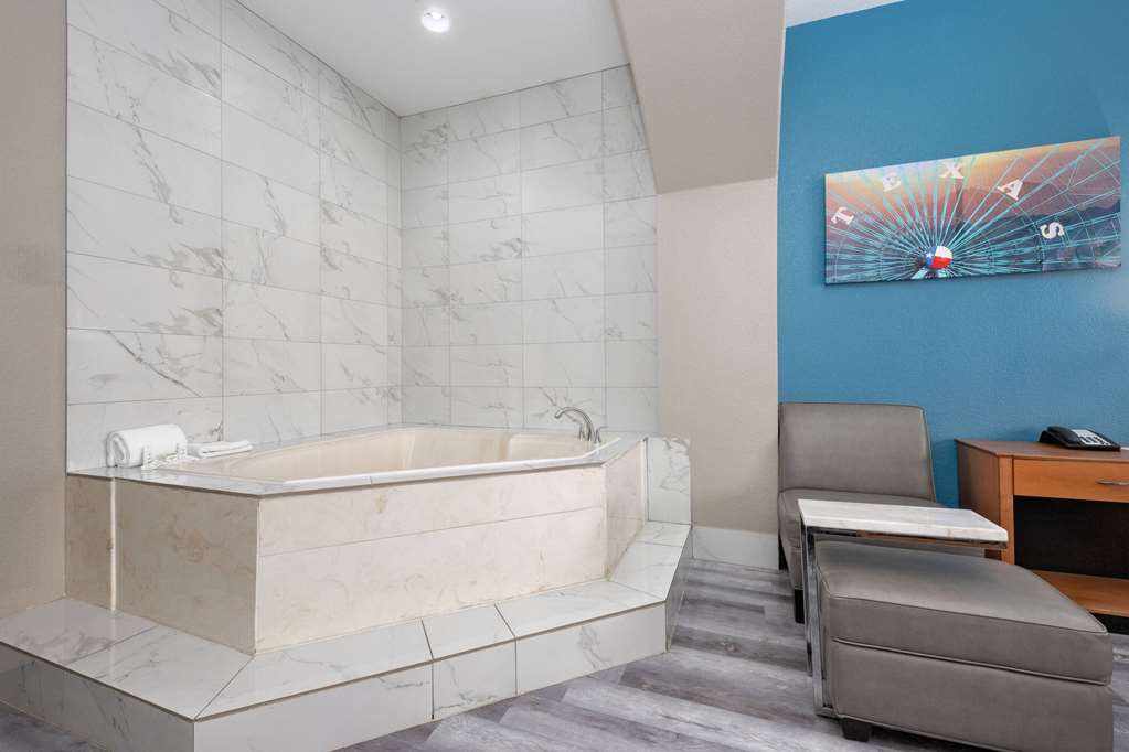 La Quinta Inn & Suites by Wyndham Alvarado - photo 30