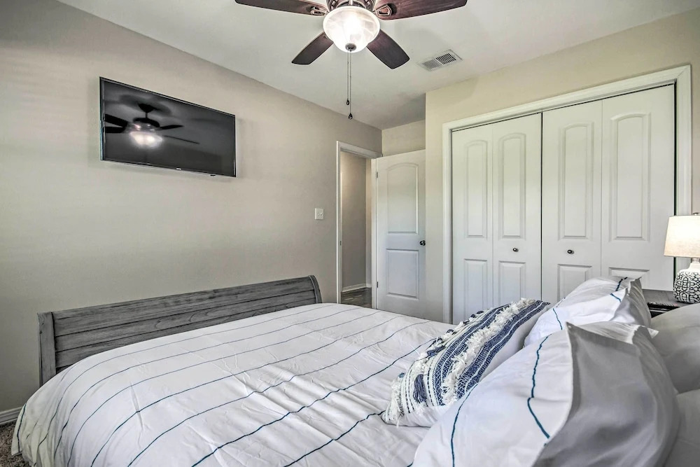 Navarre Home with Game Area and Screened In Porch — 4-Star Luxury Hotel in Navarre, United States