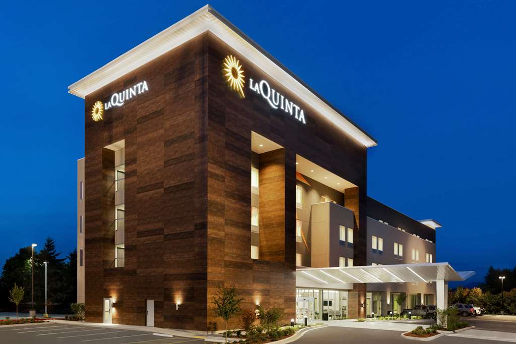 La Quinta Inn & Suites by Wyndham Burlington - photo 3