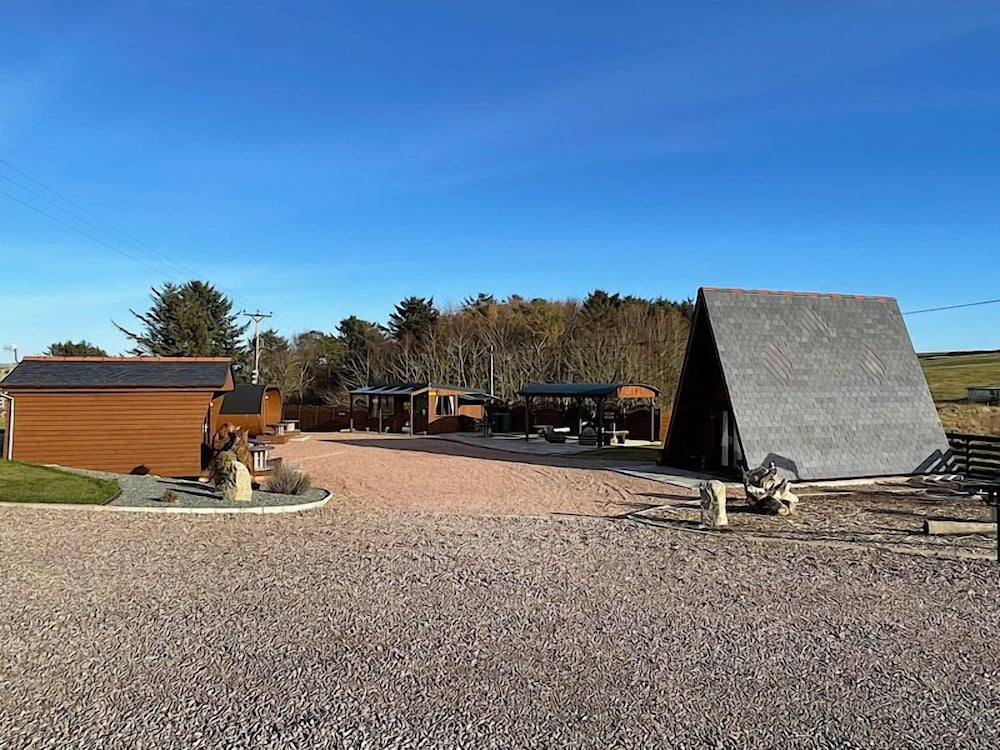 Acdc Glamping Campervan Caravan and Tent Resort - carbon neutral hotel in Fraserburgh