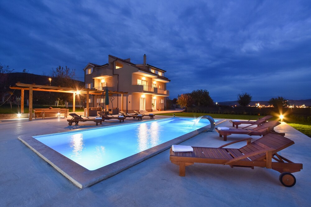 Holiday house with a swimming pool Dugopolje Zagora 19033 — 4-Star Luxury Hotel in Dugopolje, Croatia