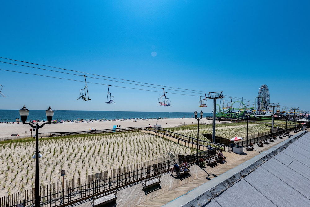 Boardwalk Hotel Charlee & Beach House Rentals - photo 51