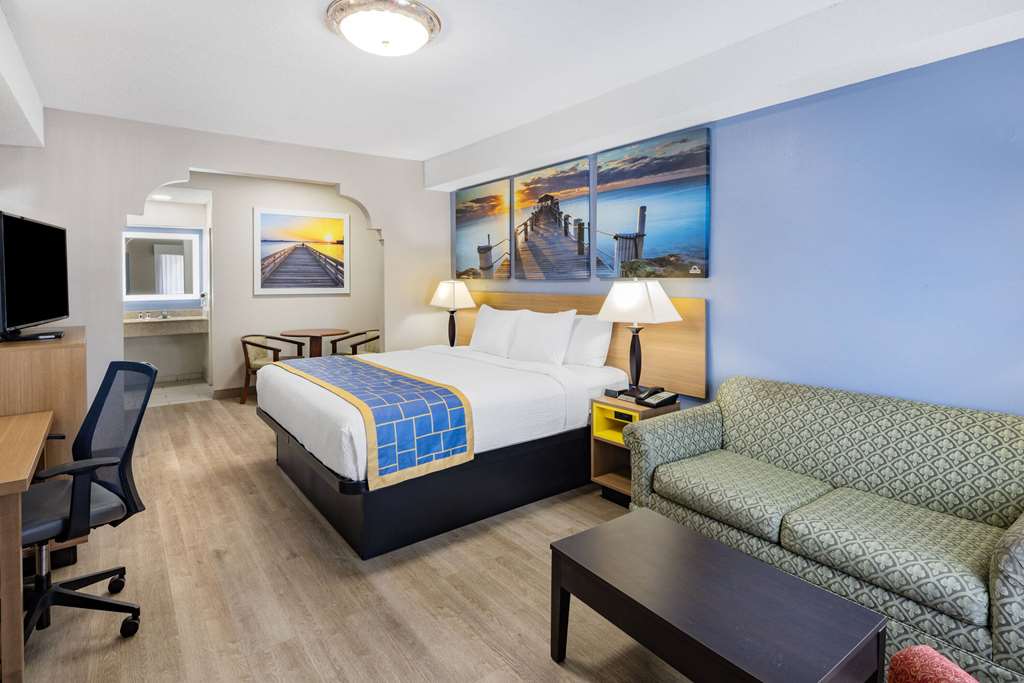 Days Inn & Suites by Wyndham Savannah Midtown - photo 36