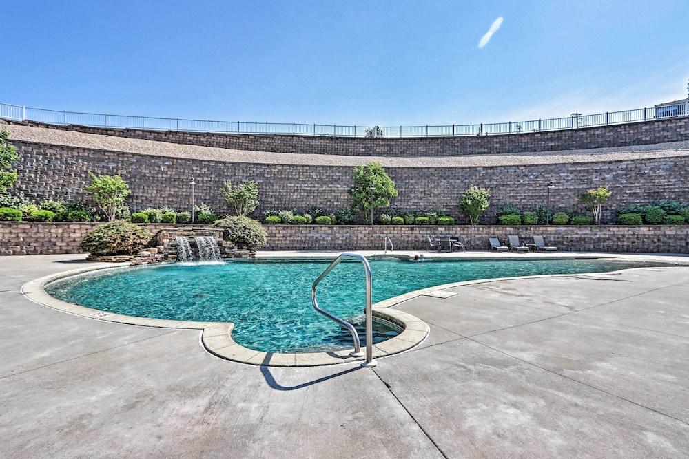 Resort Perks And Porch Central Lands End Condo — 4-Star Luxury Hotel in Osage Beach, United States