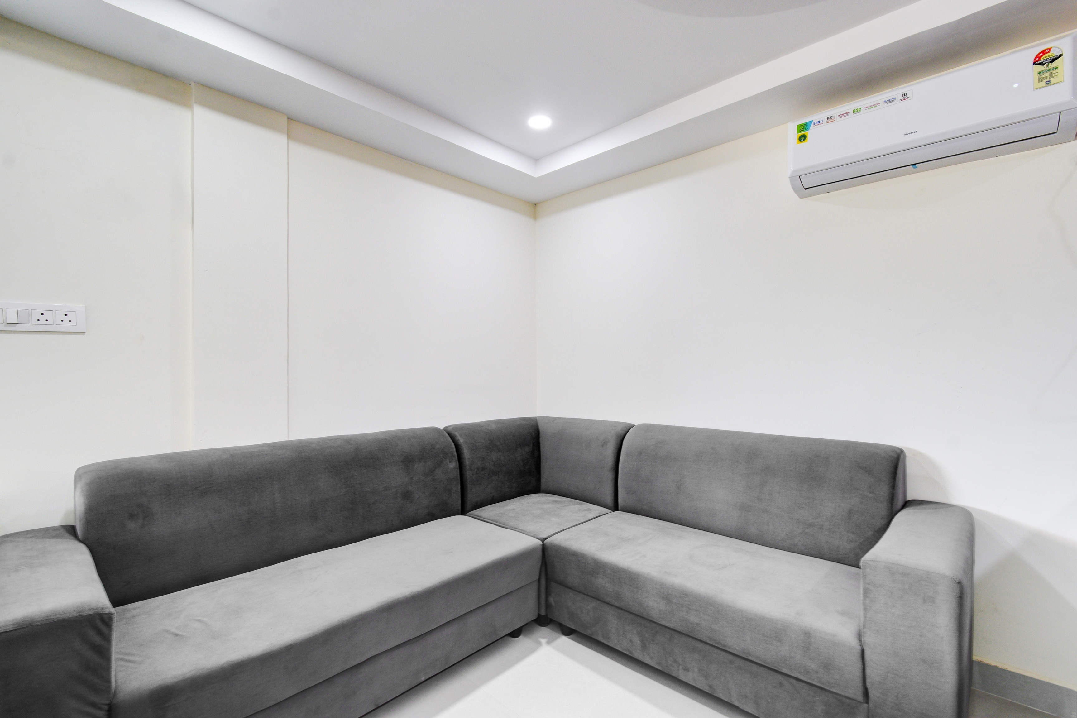 Super Townhouse Oak Kamineni Bus Stop — 4-Star Luxury Hotel in Hyderabad, India