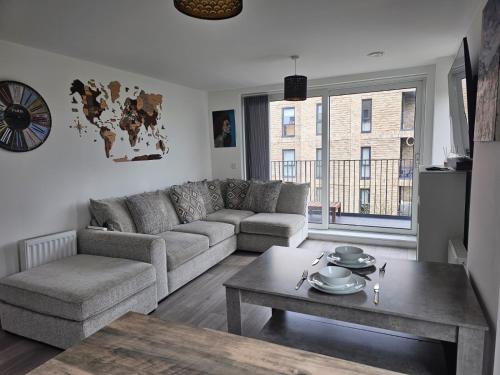 Luxury 1 Bed Apartment with balcony & Free parking — 4-Star Luxury Hotel in Milton Keynes, United Kingdom