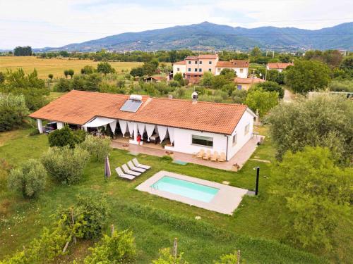 Villino di Elena by VacaVilla in Arezzo, Italy